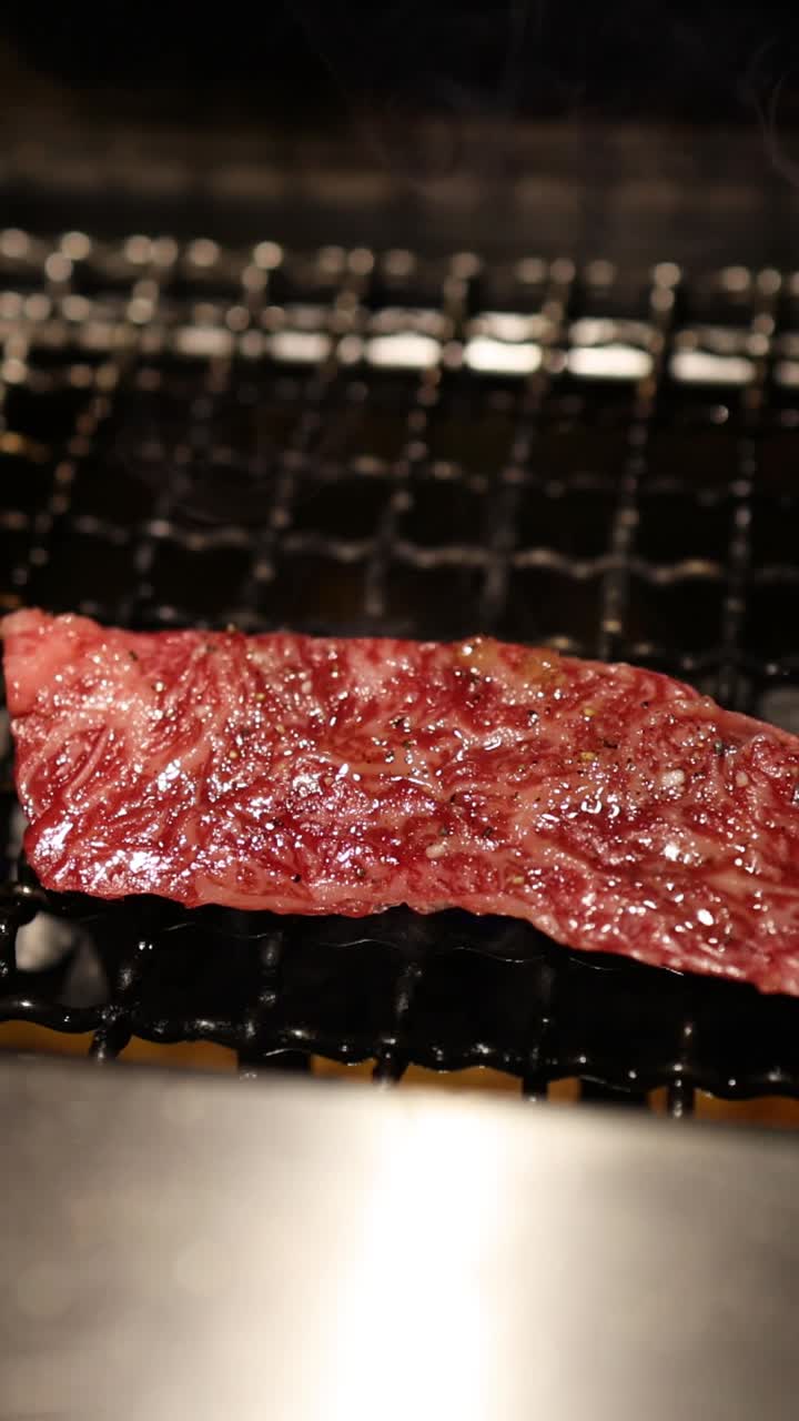 스테이크 를 매운 후, 요리 하고, 그릴 에 뒤집는 것