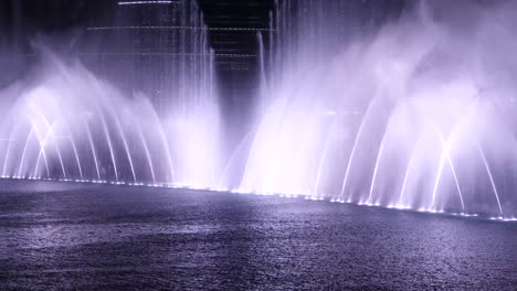 la fuente de dubai por la noche