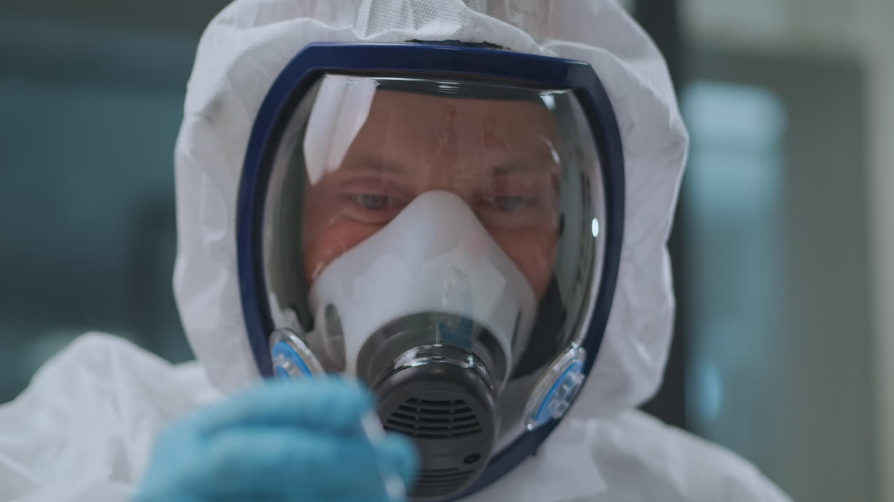 과학자는 화학 실험실에서 위험한 반응물과 함께 새로운 약물 또는 백신의 개발에 액체를 피으로 떨어뜨리는 실험을 하고 있습니다.