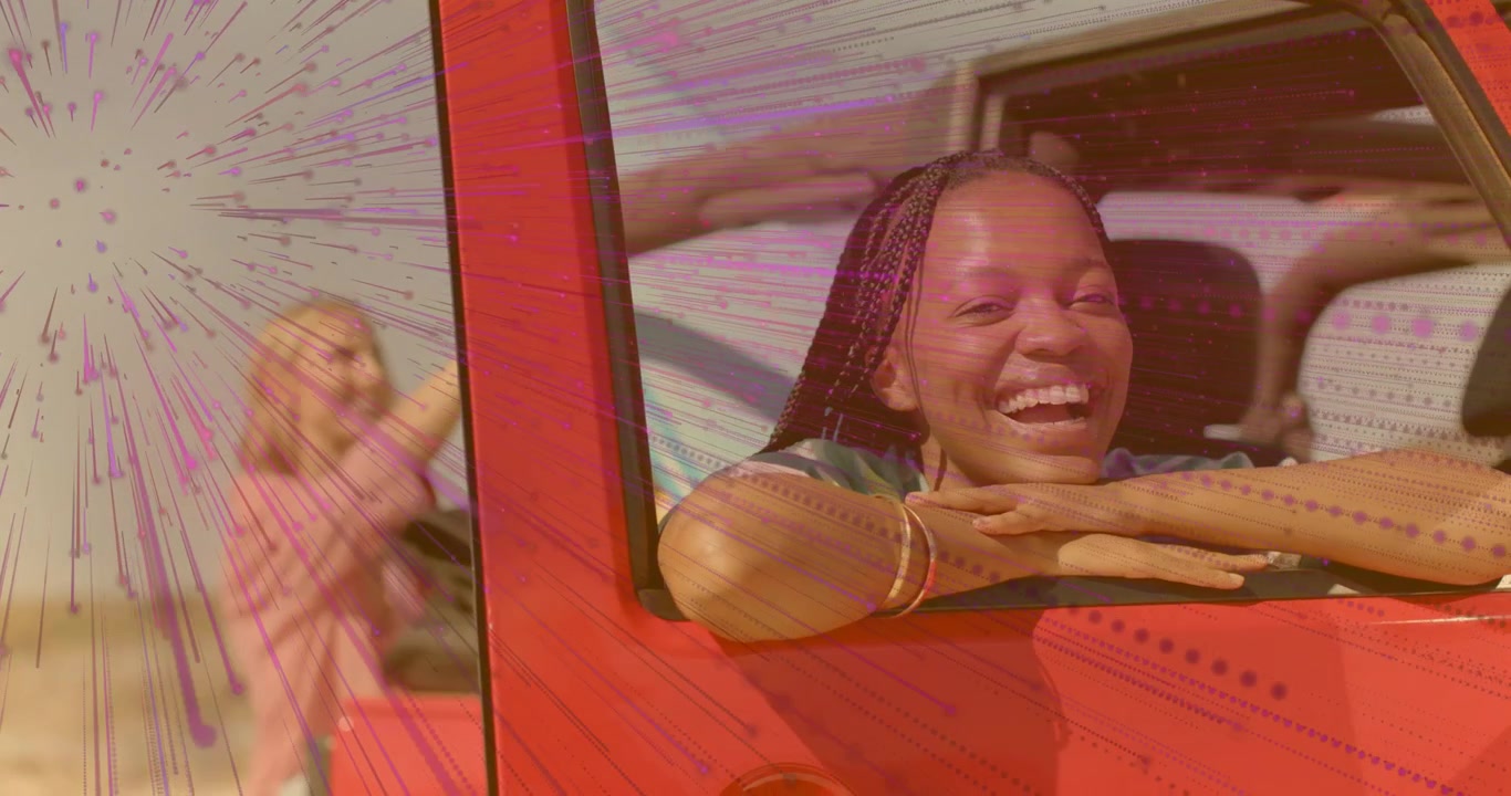 Mulher sorrindo inclinada para fora de um SUV vermelho, amiga levantando os braços, gerando uma sobreposição radial brilhante de anúncio de marketing em ascensão.