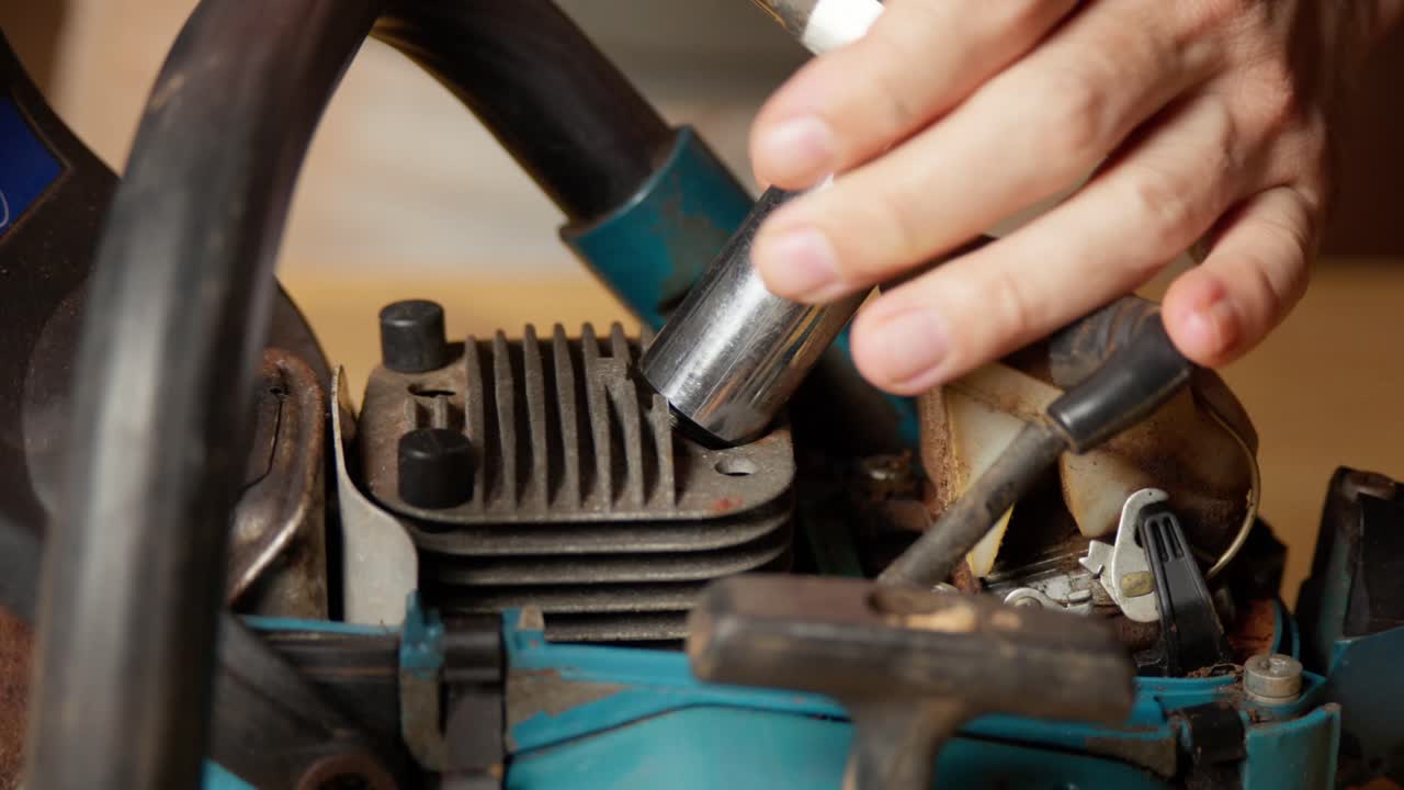Maintenance of an old chainsaw. Removing the spark plug cap and plug