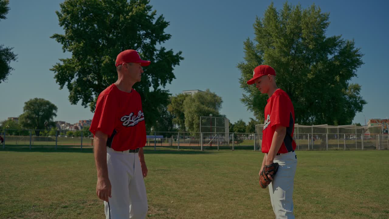 Squadra di baseball con allenatore