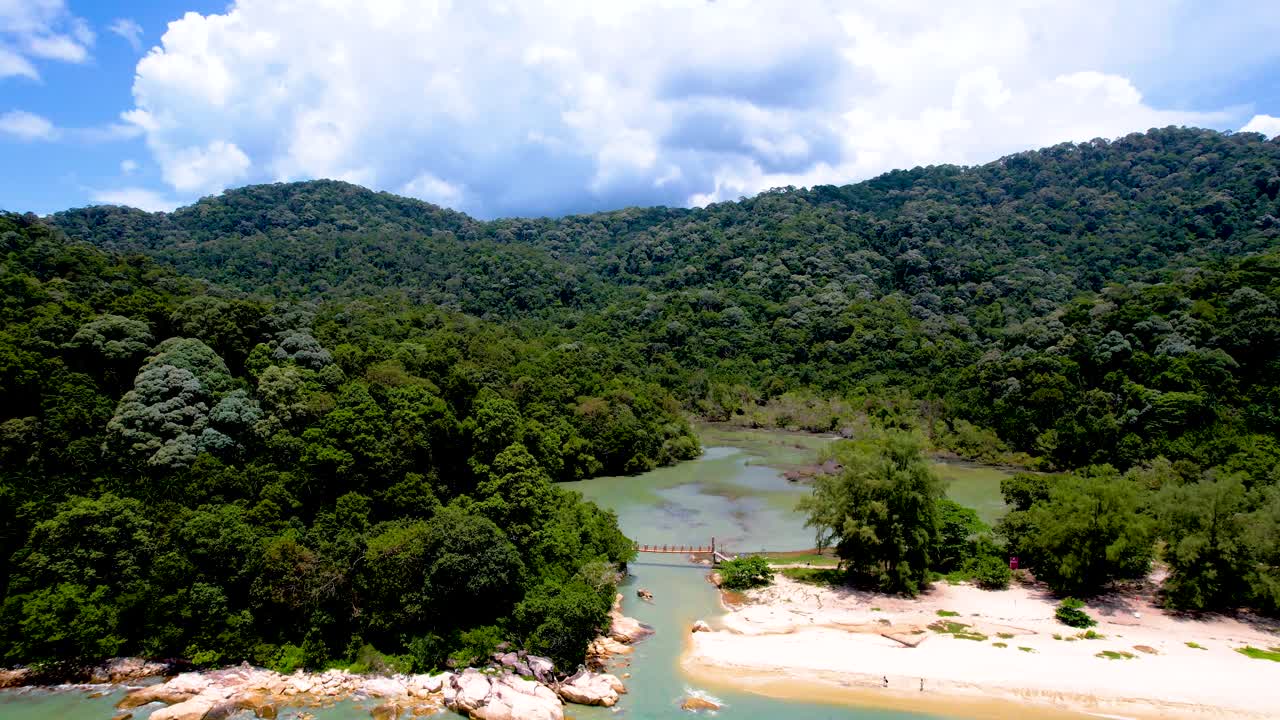 vista panorámica del lago meromíctico en el parque nacional de penang en malasia - drone adelante