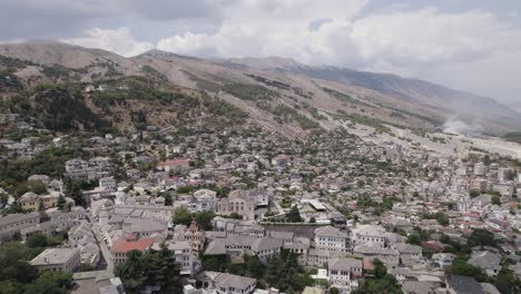 Luftbild-über-Die-Stadt-Gjirokastër,-UNESCO-Weltkulturerbe,-Albanien