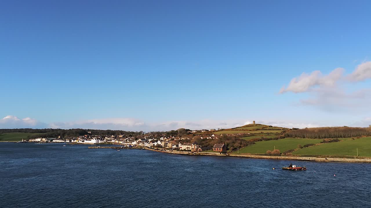 ciudad de portaferry con colina de molino de viento cielo azul desde el mar visita de viaje