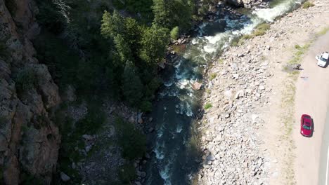 Stream-Und-Panoramastraße-In-Den-Rocky-Mountains-In-Colorado-|-Luftbild-Nach-Oben-Schwenken-|-Sommer-2021