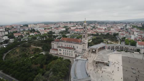 Das-Heiligtum-Unserer-Lieben-Frau-Von-Fátima-In-Portugal-An-Einem-Bewölkten-Tag,-Luftaufnahme