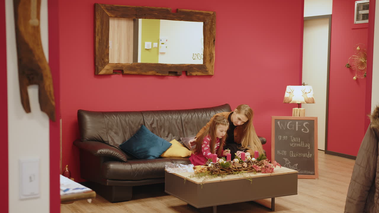 мать и дочь украшают венок.