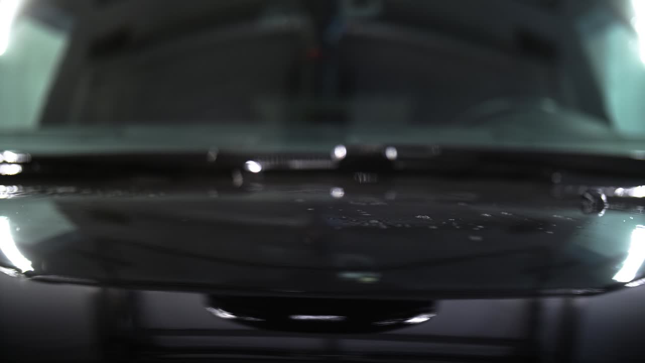 증기 증발로 세척 후 자동차 후드