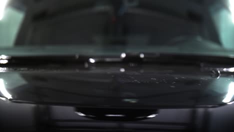 capó del coche después de ser lavado con evaporación de vapor