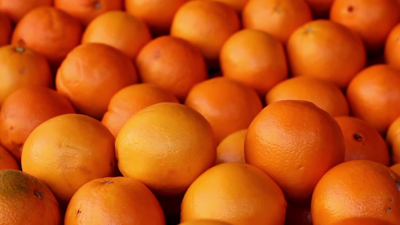 hombre comprando verduras y frutas en una tienda de verduras 10