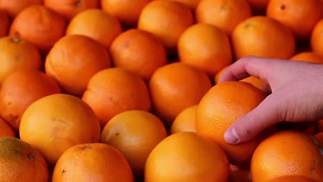 Hombre-Comprando-Frutas-Y-Verduras-En-La-Frutería-10