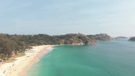 Amplia-Vista-De-Establecimiento-Sobre-La-Playa-Dorada-De-Nai-Harn-En-El-Sur-De-Phuket---Amplia-Toma-Panorámica-Aérea