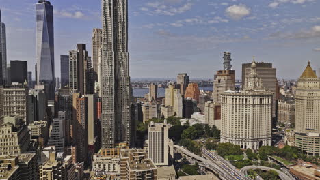 NYC-New-York-Luftaufnahme-V416,-Niedriger-Überflug-über-Das-Finanzviertel-Lower-Manhattan-Und-Die-Viertel-Tribeca,-Der-Die-Innenstadtlandschaft-Bei-Tag-Einfängt-–-Aufgenommen-Mit-Mavic-3-Pro-Cine-–-September-2023