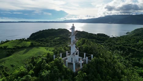 360-Efecto-De-Planeta-Diminuto-Utilizado-En-La-Vista-Aérea-Del-Idílico-Faro-Blanco-En-Lo-Alto-De-Una-Montaña-Cubierta-De-Bosque-En-Una-Isla-Impresionante