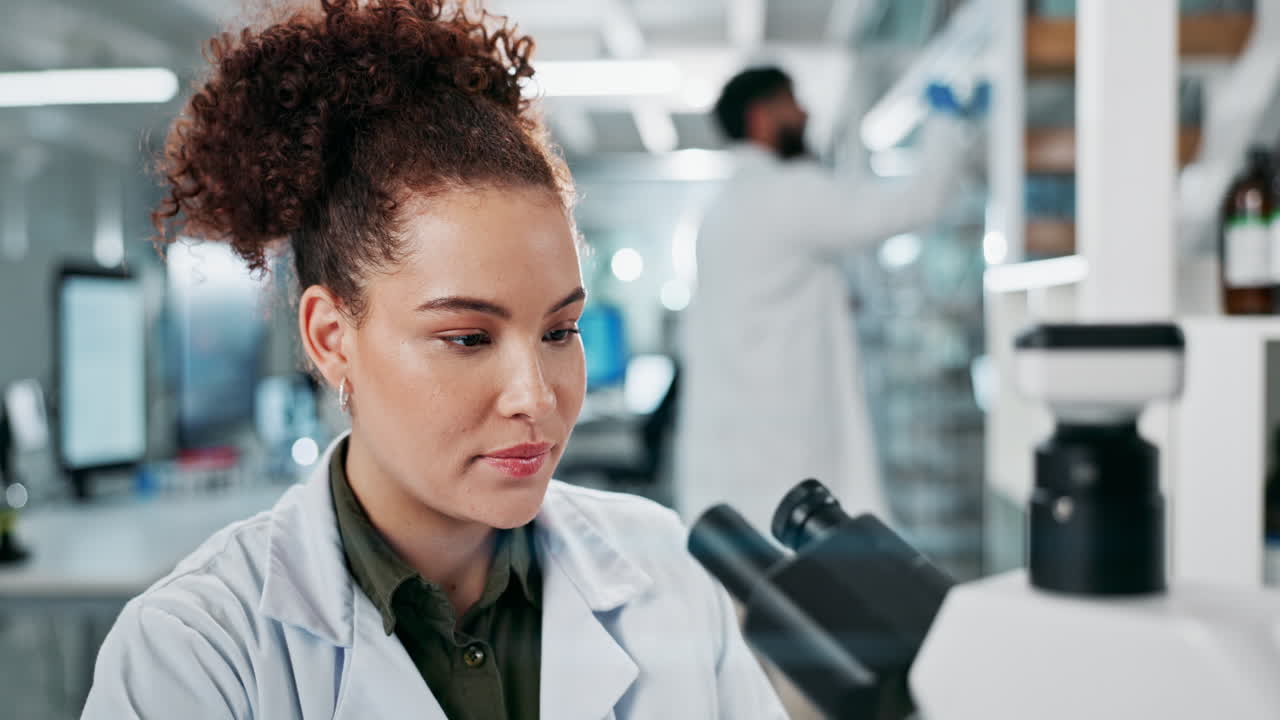 científico trabajando en un laboratorio con un microscopio