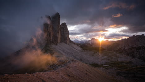 tre cime lavaredo lapso de tiempo de la llamarada del atardecer