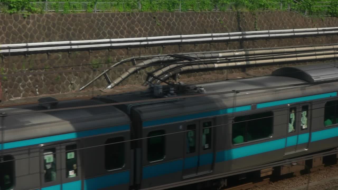 서로 반대 방향으로 나란히 지나가는 두 개의 jr 열차, 슬로우 모션