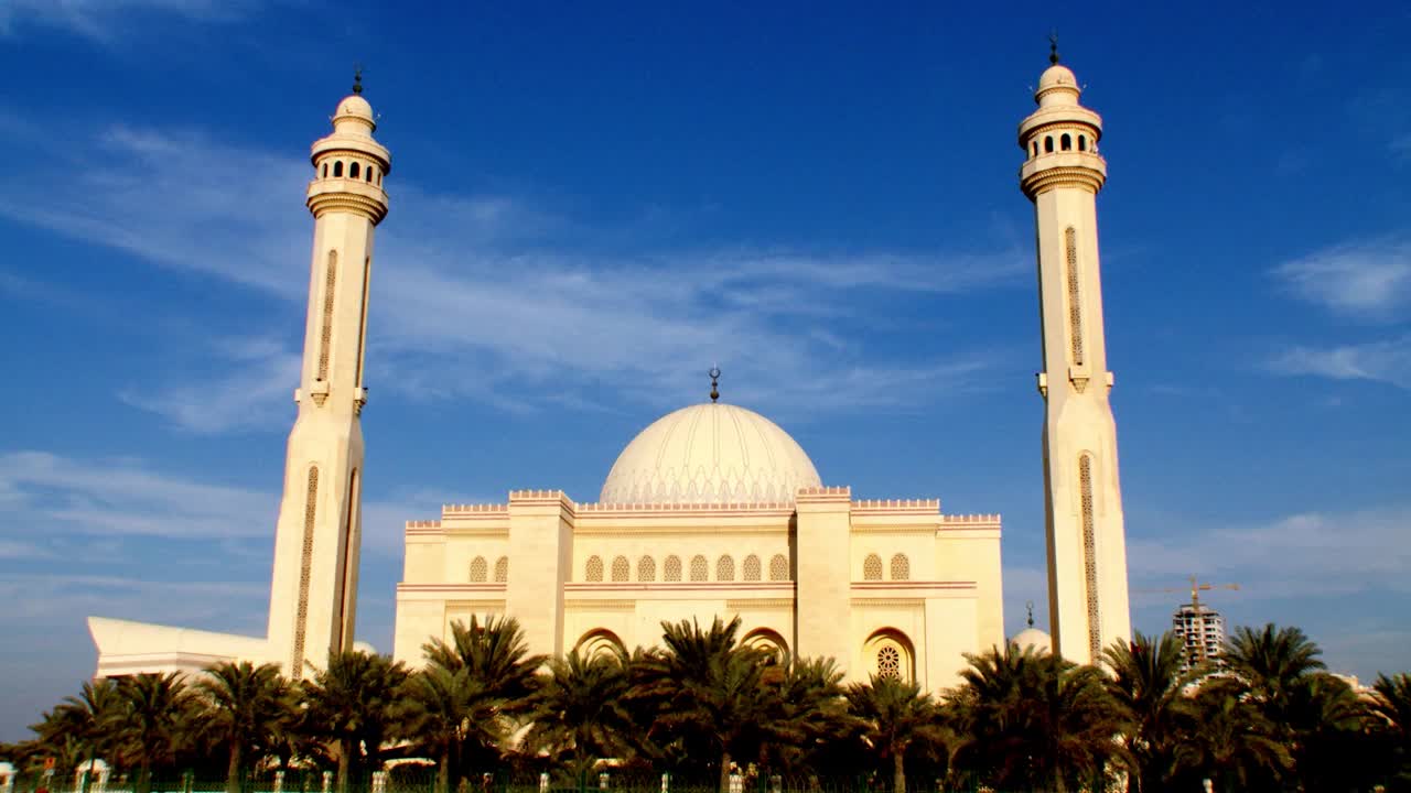 Al Fateh Grand Mosque in Manama, Bahrain. Zooming out from the dome to the street level showing the full mosque's architecture.
