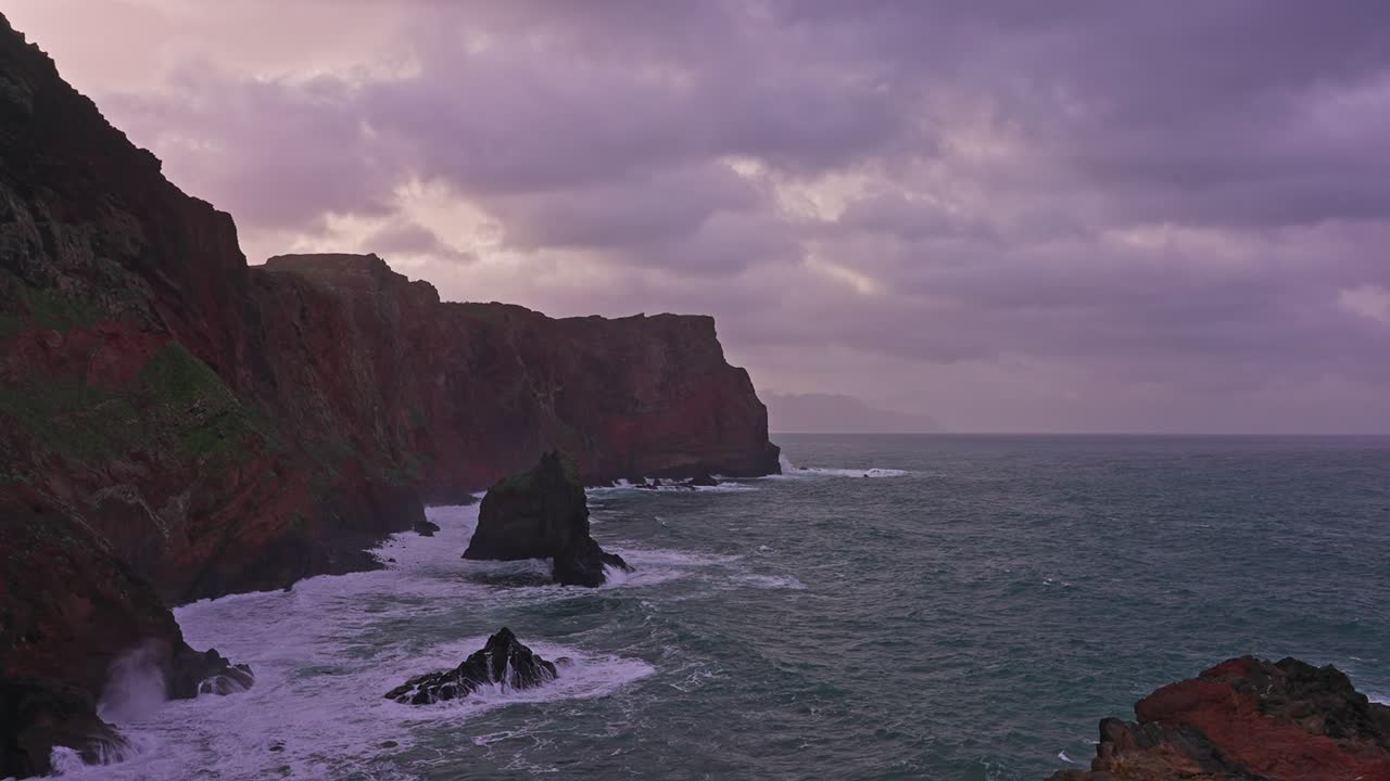 escarpados acantilados de montaña con cielo dramático en la isla de madeira, portugal