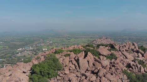 Interessanter-Orangefarbener-Felsenbedeckter-Berg-In-Der-Nähe-Der-Tindivanam-autobahn-In-Indien