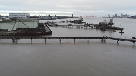 drone view tranmere oil terminal birkenhead puerto petroquímico costero distribución avanzando hacia los muelles de mersey