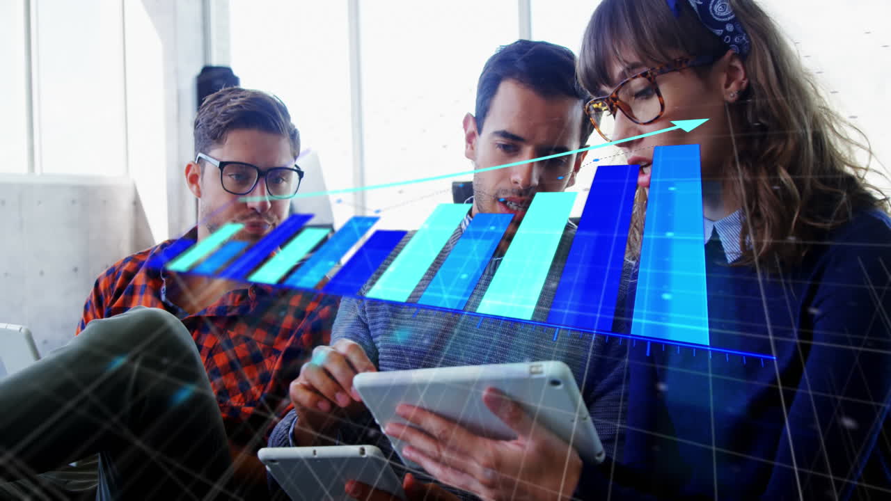 animación del procesamiento de datos financieros sobre diversas personas de negocios en la oficina
