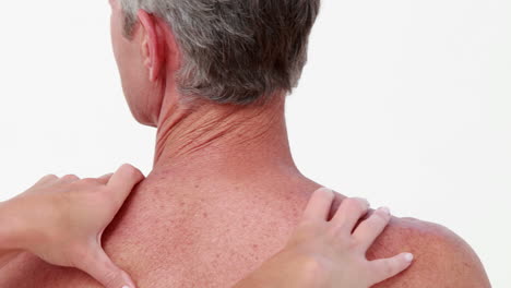 fisioterapeuta haciendo masaje de espalda a su paciente