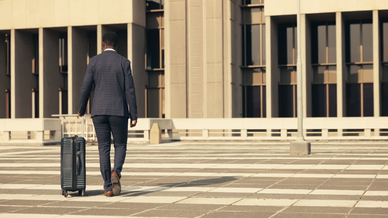 黒人男性旅行とビジネス旅行の荷物