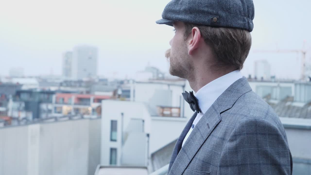 베레모를 쓴 잘생긴 남자가 있는데 사랑스러운 콧수염을 기르고 있는 것 같습니다.