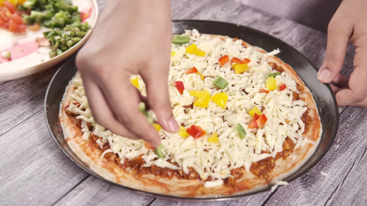 haciendo una deliciosa pizza casera