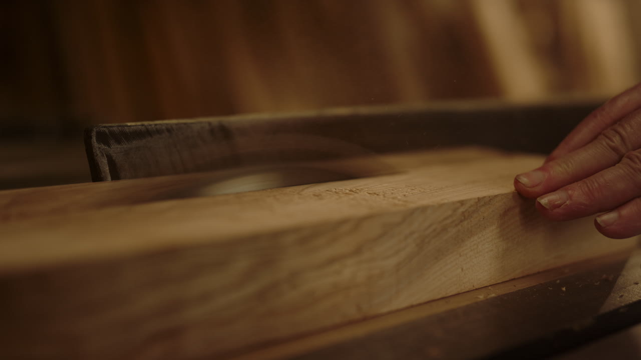 인식 되지 않은 남자가 실내에서 제품을 위한 판을 준비하고 있습니다. 보라기 기계를 사용하는 남자