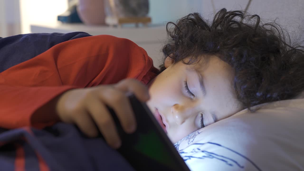 ⁇ 드폰 중독자 아이는 잠을 자고 계속  ⁇ 드폰을 쳐다보고 있습니다.