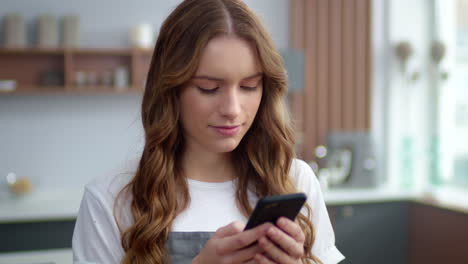 Hübsche-Frau-Sucht-Rezept-Im-Telefon.-Hausfrau-Bereitet-Sich-Auf-Das-Kochen-Zu-Hause-Vor