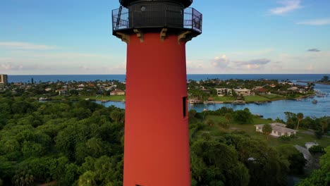 un video elevador del faro de júpiter