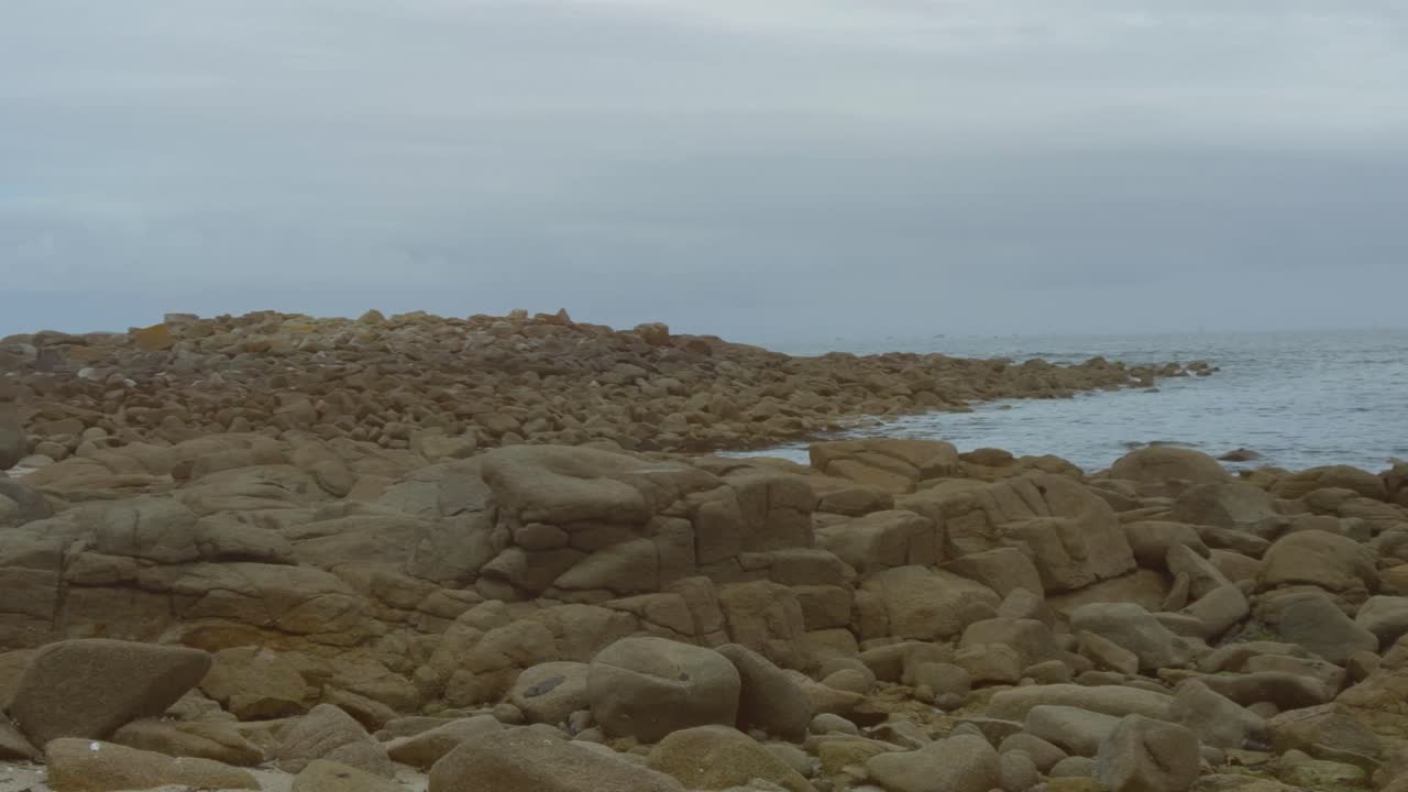 큰 돌이 많은 넓은  해안