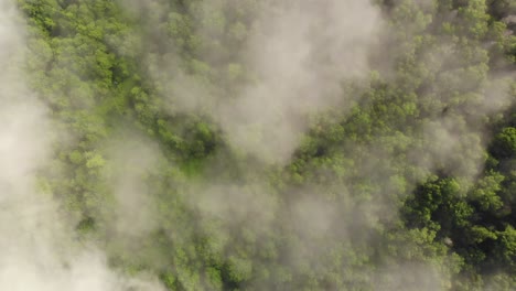 Mit-Der-Drohne-über-Den-Wolken