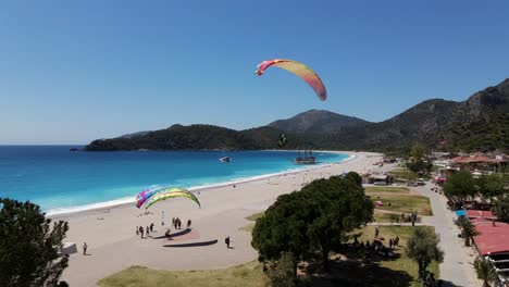 un hermoso día para parapente en un hermoso clima en turquía
