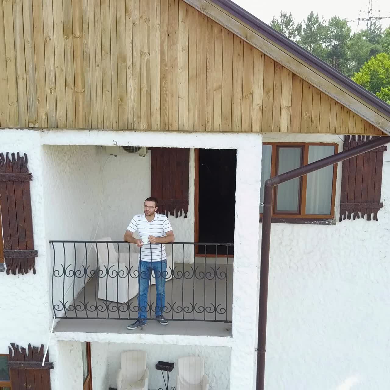 hombre relajándose en el balcón