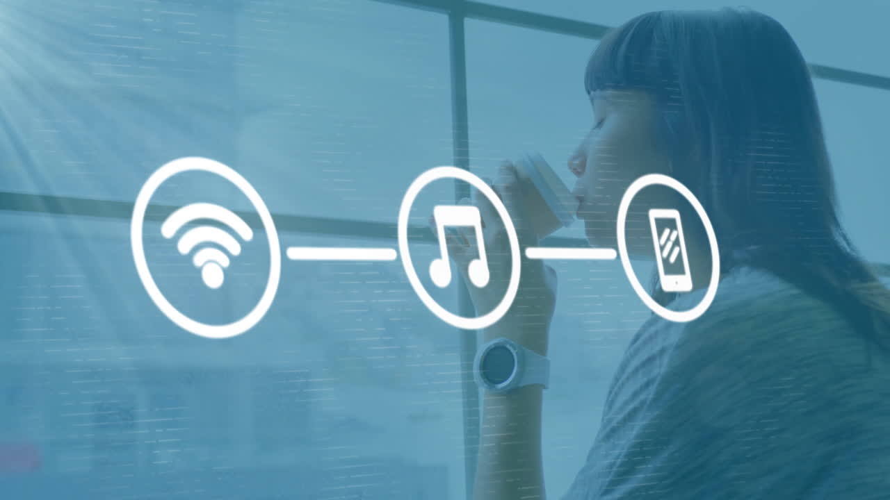 animación de iconos de los medios sobre una mujer de negocios biracial bebiendo café en la oficina