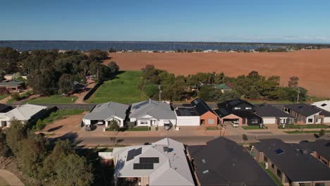 Antena-Sobre-Casas-Nuevas-En-Silverwoods-Estate-Hacia-El-Lago-Mulwala