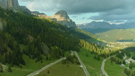 Alpenberge-Mit-Einer-Straßendrohnenaufnahme