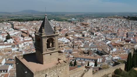 Flug-über-Eine-Maurische-Burg-In-Einer-Stadt-In-Malaga,-Andalusien