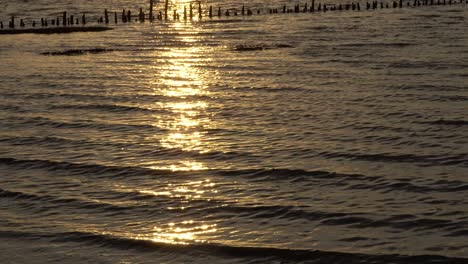 Reflejo-De-La-Puesta-De-Sol-En-Una-Marea-Creciente