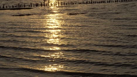 reflejo de la puesta de sol sobre una marea creciente