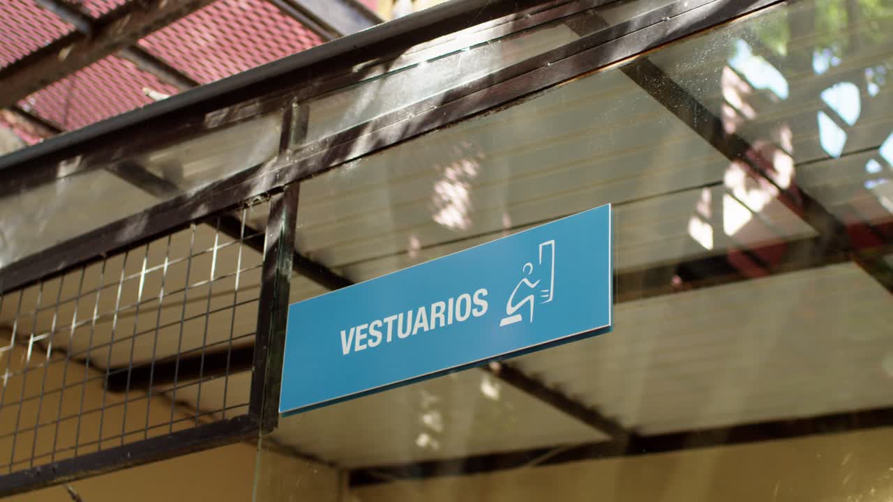 명확한 표지판은 로커  지역으로 가는 길을 지시하여 사람들을 쉽게 위치로 안내합니다.