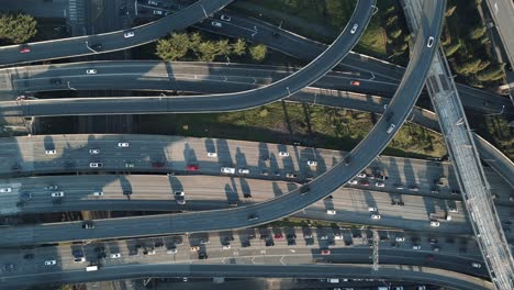 Vídeo-De-Seguimiento-Del-Tráfico-Con-Drones-A-Vista-De-Pájaro-En-Autopistas-Que-Se-Cruzan-En-Varias-Capas