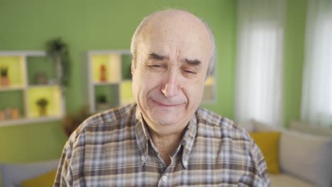 el viejo triste está llorando.