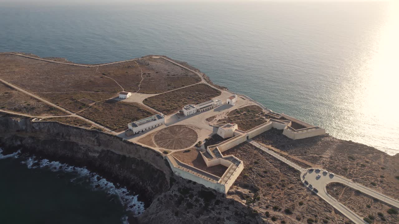 toma orbital de la fortaleza de sagres durante el amanecer, portugal.