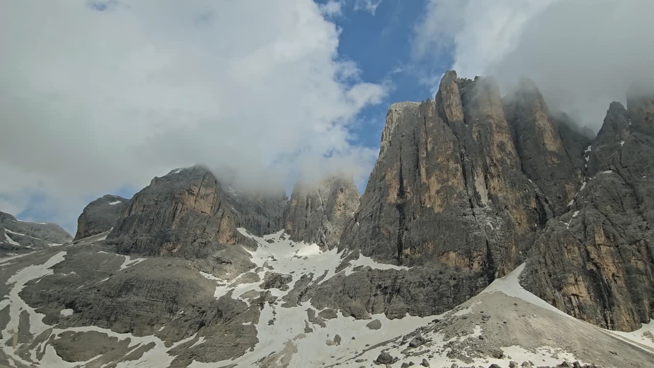 Mystiske omgivelser omkring bjerghytten Rifugio Pradidali i de italienske Dolomitter.